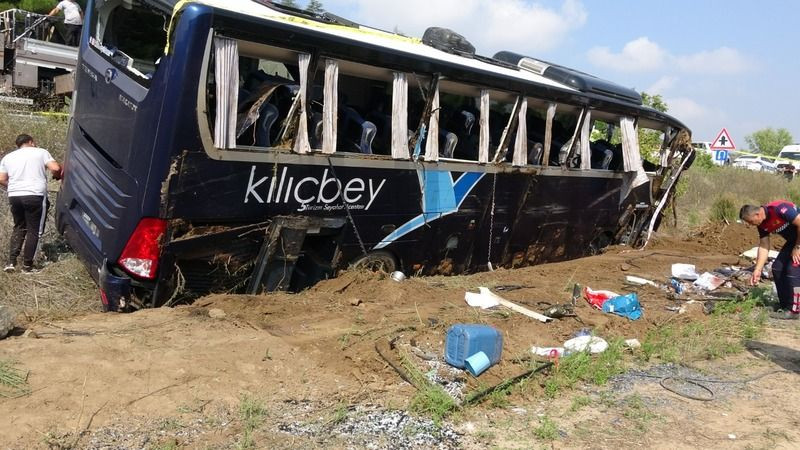 Kocaeli'den Çanakkale'ye giden tur otobüsü devrildi: 1 ölü, 54 yaralı
