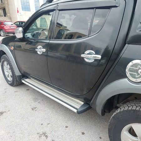 Hayvanları besledi diye, kazıyarak aracına tehdit yazısı yazdılar