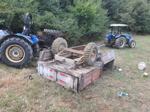 Kandıra'da traktör devrildi, ölü ve yaralılar var