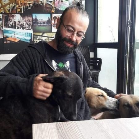 Hayvanları besledi diye, kazıyarak aracına tehdit yazısı yazdılar