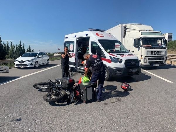 Motorsiklet sürücüsü çekici araca çarptı!