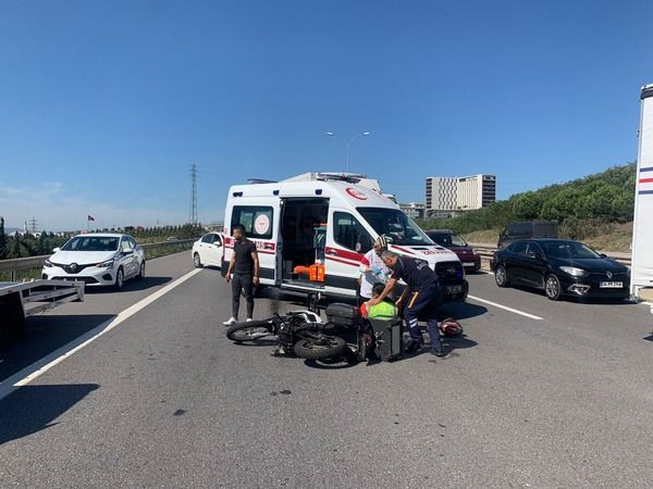 Motorsiklet sürücüsü çekici araca çarptı!