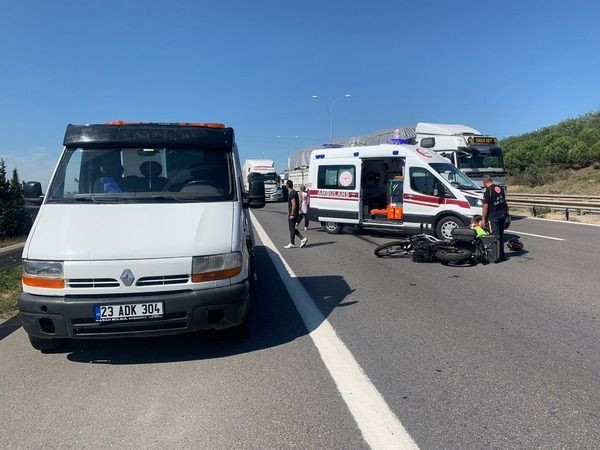 Motorsiklet sürücüsü çekici araca çarptı!