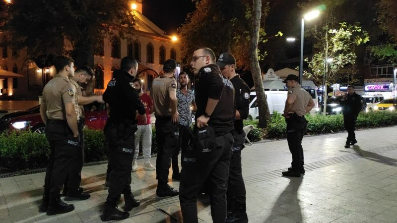 Kavga eden şahısları biber gazı ayırdı!