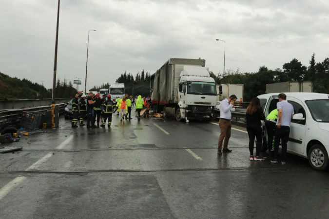 Tır sürücüsü kazayı ucuz atlattı!