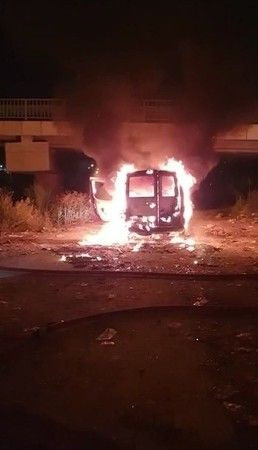 Terk edilen araç alev topuna döndü