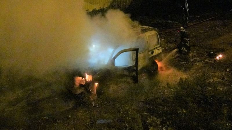 Terk edilen araç alev topuna döndü