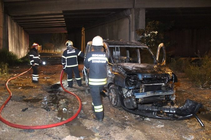 Terk edilen araç alev topuna döndü