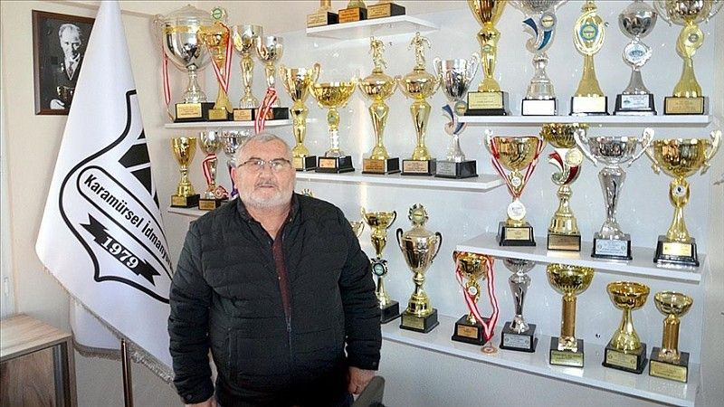 Demiral cenazeye katılmadı, çelenk yolladı