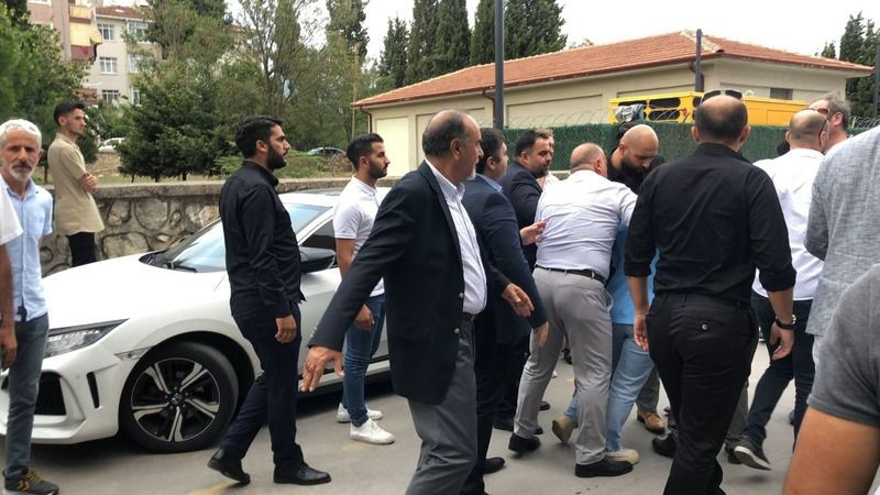 CHP’liler Yıldızlı’nın önünü kesip yuhaladı!
