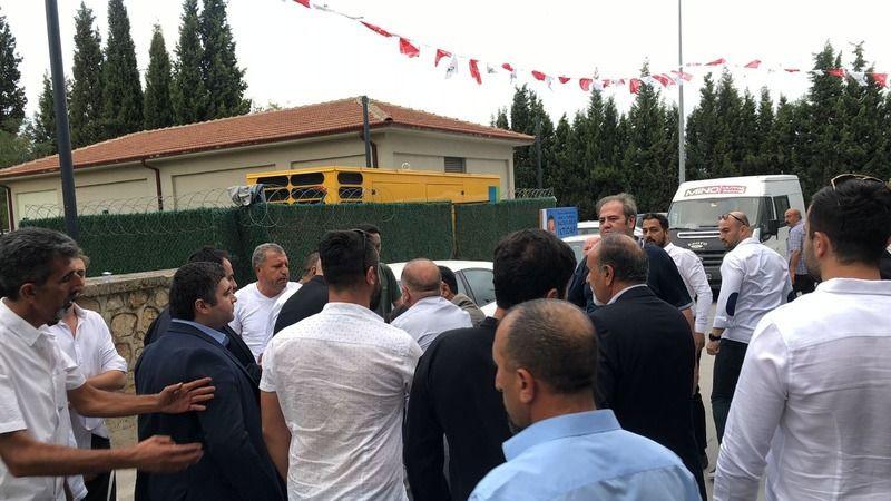 CHP’liler Yıldızlı’nın önünü kesip yuhaladı!