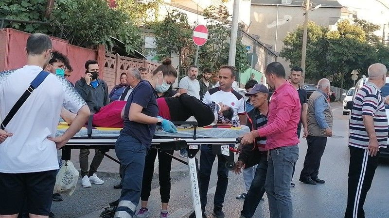 Talihsiz kadına otomobil çarptı
