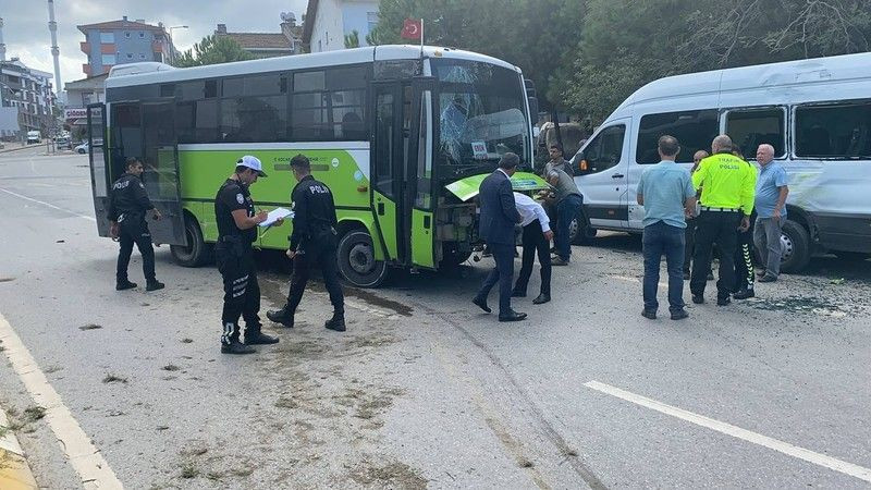 Kocaeli'de halk otobüsü, servise çarptı; yaralılar var