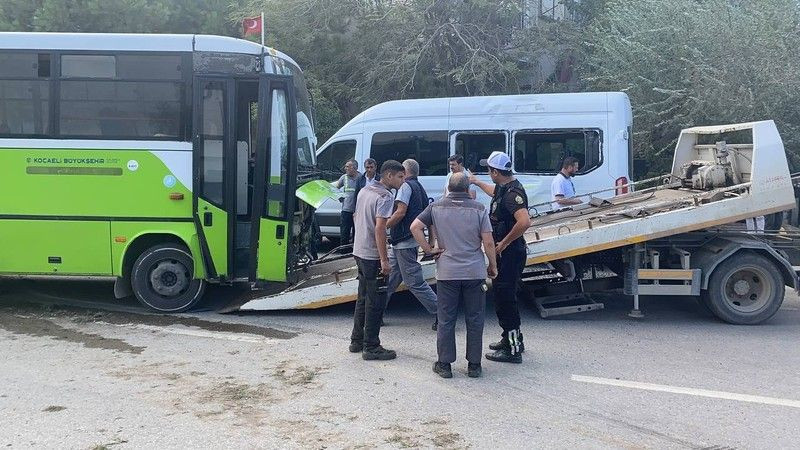 Kocaeli'de halk otobüsü, servise çarptı; yaralılar var