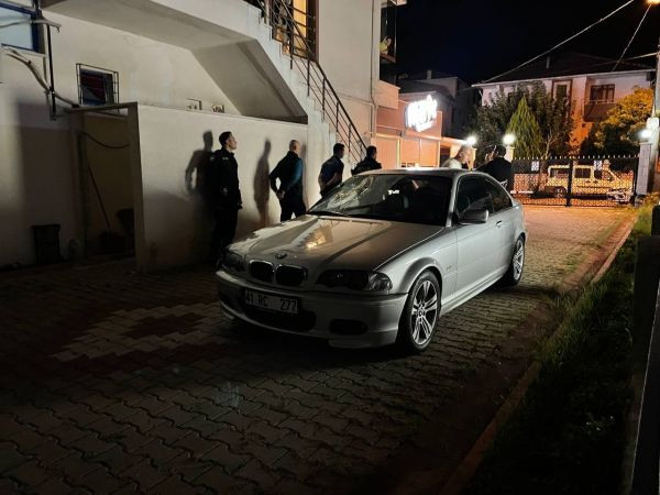 Kocaeli'de taziyeye giden 2 arkadaşa otomobil çarptı: 1 ölü, 1 yaralı