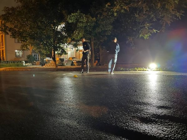 Kocaeli'de taziyeye giden 2 arkadaşa otomobil çarptı: 1 ölü, 1 yaralı