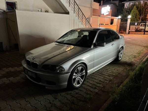 Kocaeli'de taziyeye giden 2 arkadaşa otomobil çarptı: 1 ölü, 1 yaralı