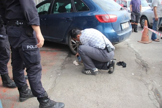 Havaya ateş ederken kendini vurdu!