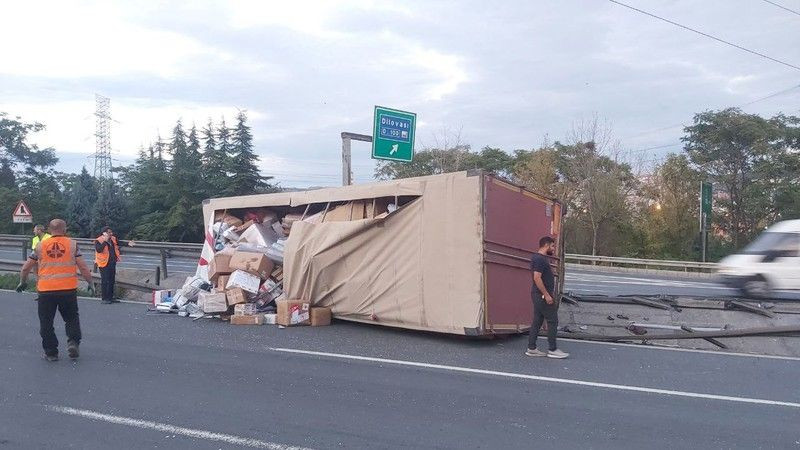 Tır devrildi, trafik durdu!