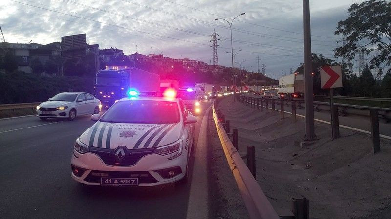 Tır devrildi, trafik durdu!