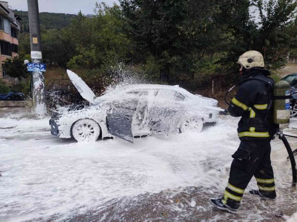 İzmit'te otomobil, alev topuna döndü