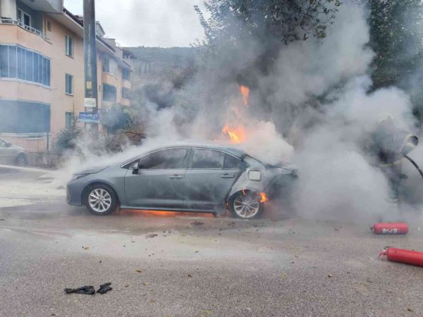 İzmit'te otomobil, alev topuna döndü