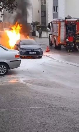 İzmit'te otomobil, alev topuna döndü