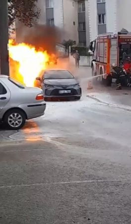 İzmit'te otomobil, alev topuna döndü