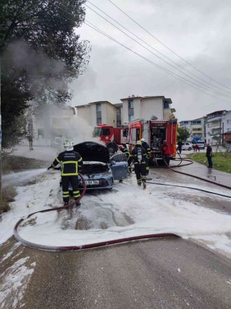 İzmit'te otomobil, alev topuna döndü