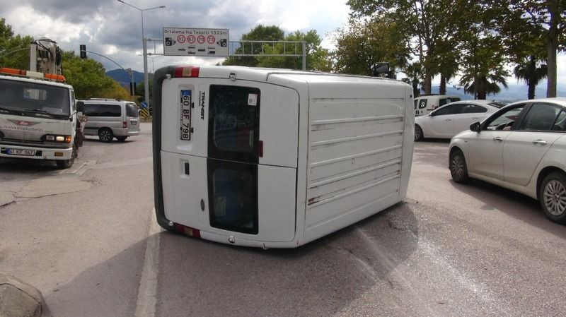 Minibüs devrildi, kıl payı kurtuldu!