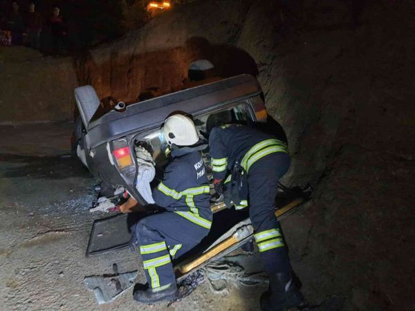 Kocaeli'de feci kaza, otomobil inşaat alanına uçtu