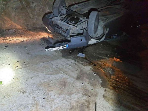 Kocaeli'de feci kaza, otomobil inşaat alanına uçtu