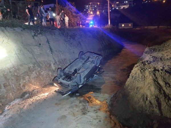 Kocaeli'de feci kaza, otomobil inşaat alanına uçtu