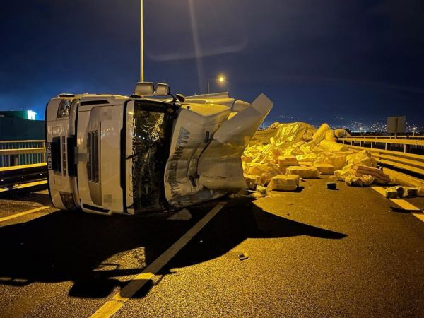 Kocaeli'de tır devrildi, yol bu hale geldi, sürücünün burnu bile kanamadı