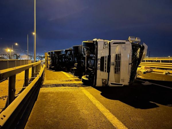Kocaeli'de tır devrildi, yol bu hale geldi, sürücünün burnu bile kanamadı