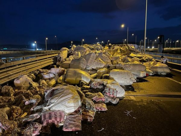 Kocaeli'de tır devrildi, yol bu hale geldi, sürücünün burnu bile kanamadı
