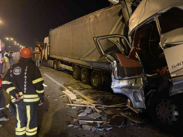Kocaeli'de korkunç kaza: 3 tır birbirine girdi, durumu ağır