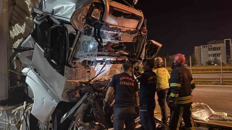 Kocaeli'de korkunç kaza: 3 tır birbirine girdi, durumu ağır