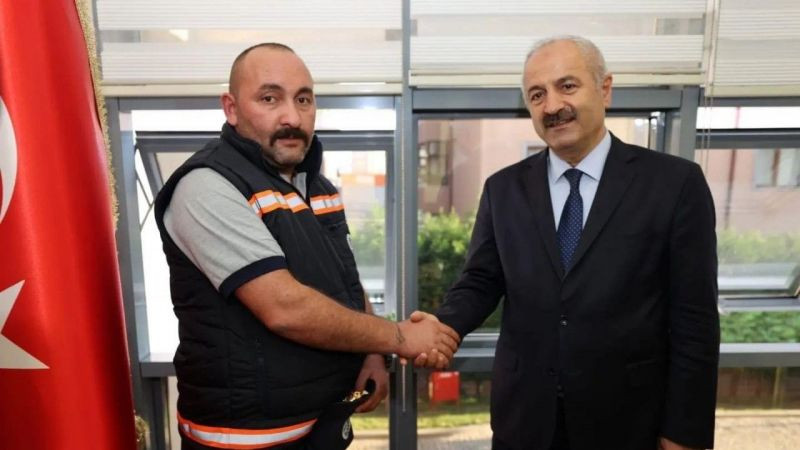 Değerli eşyalarla dolu çanta bulan personel bakın ne yaptı!