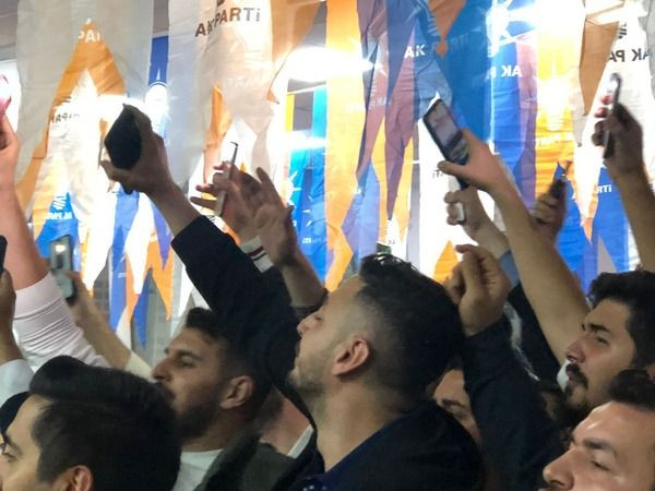 Desteğin de böylesi… Aydınlık salonda ışıklı slogan attılar