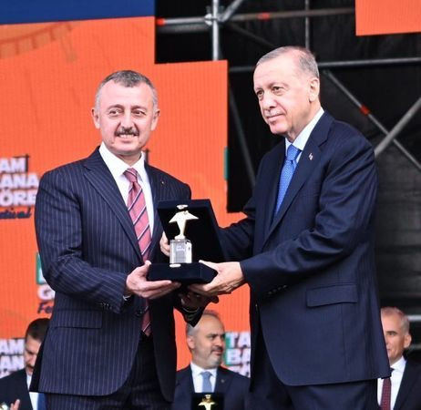 Erdoğan’dan Büyükakın’a “gençlik” ödülü