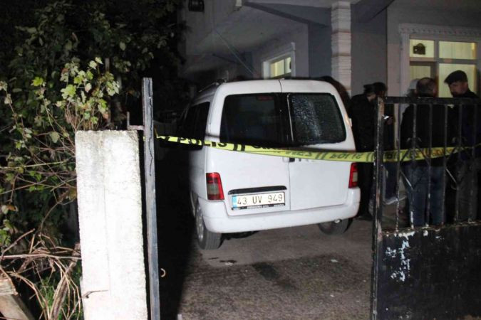 Bahçede duran aracı kundaklayıp kaçtılar