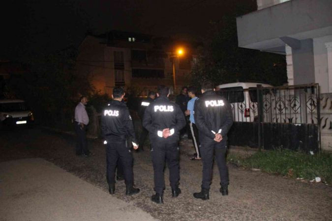 Bahçede duran aracı kundaklayıp kaçtılar