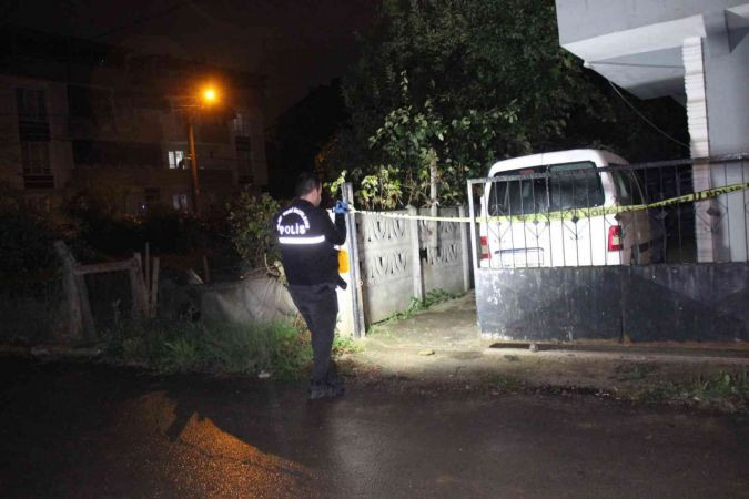 Bahçede duran aracı kundaklayıp kaçtılar