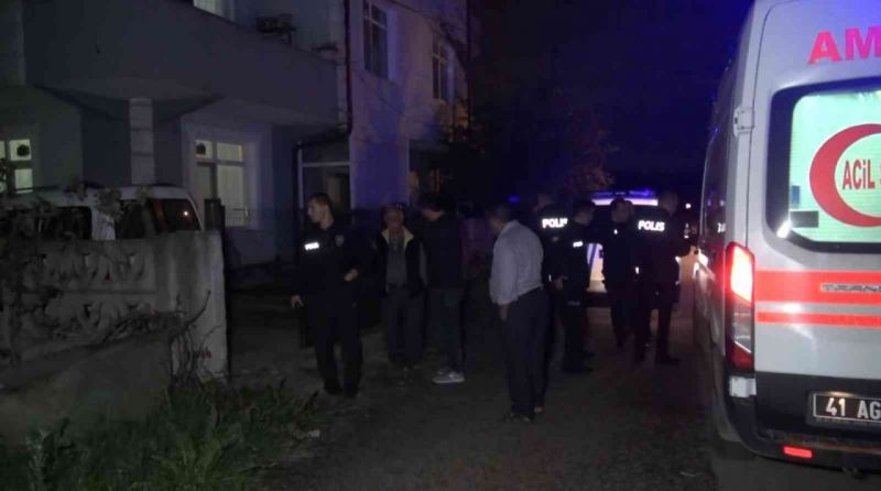 Bahçede duran aracı kundaklayıp kaçtılar