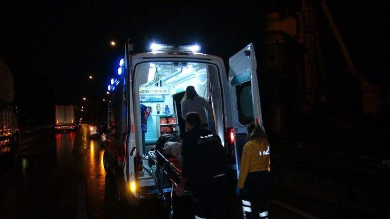 Motosiklet bariyerlere daldı: 2 yaralı