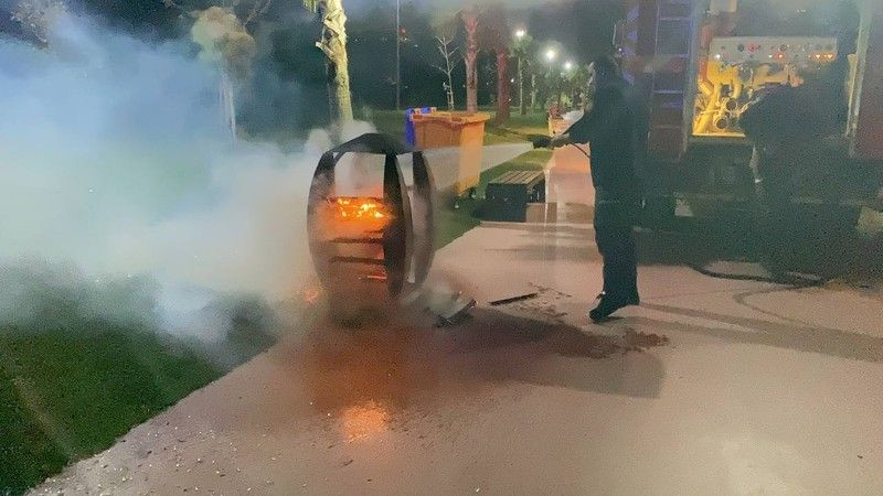 Çöp konteynerini ateşe verdiler!