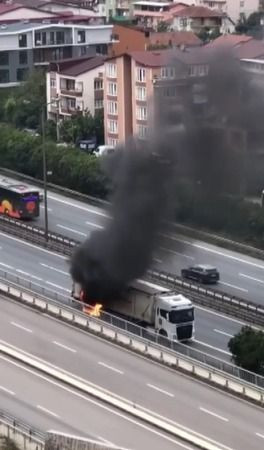 Yol ortasında tır yandı!
