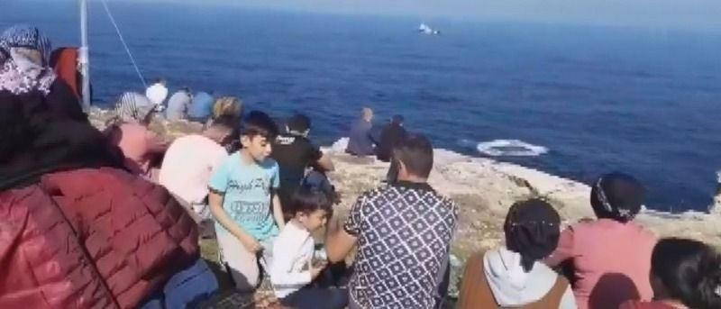 Alabora olan tekneye ulaşıldı, suya düşen şahıs aranıyor