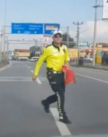 Türk bayrağı yere düşünce trafiği durdurdu